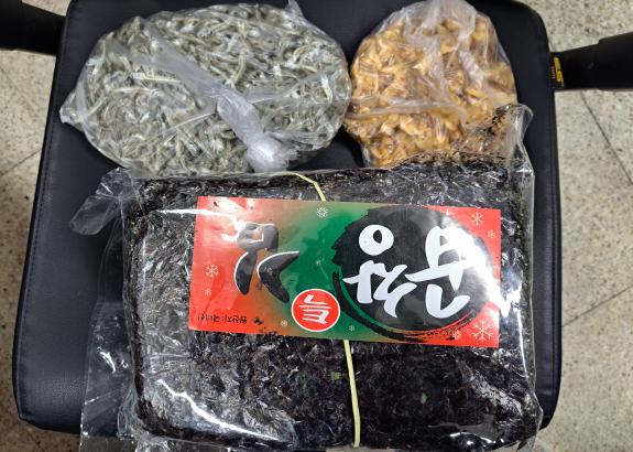 곱창 김, 건 멸치, 말린 조개