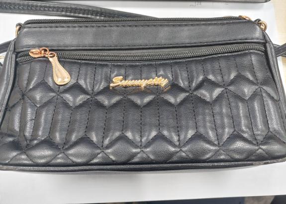 검정색 가방, 휴대폰