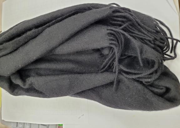 [893] 검정 목도리