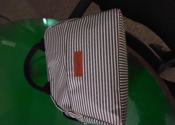 회색 줄무늬 손가방