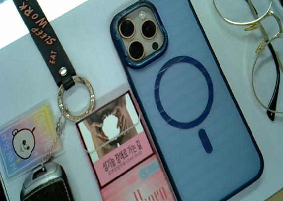 아이폰 16프로맥스, 차키, 담배갑, 안경