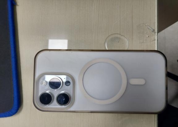 맥세이프 케이스 착용한 흰색 아이폰