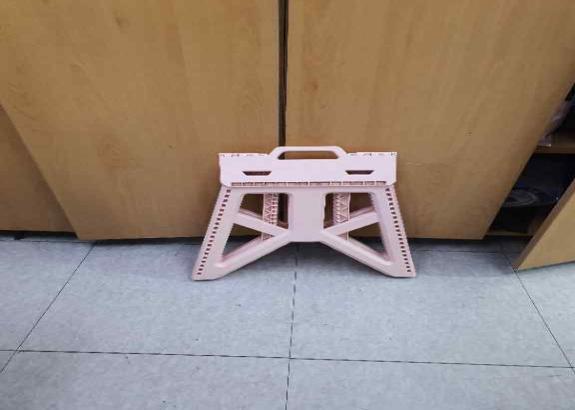 (37) 핑크색 보조의자