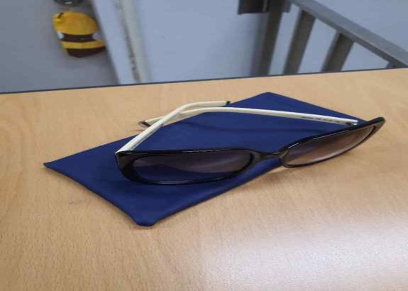 (16) 곤색 케이스(아이보리색 테 선글라스)