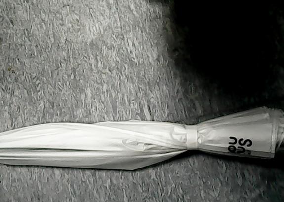 휴대폰과 흰색 우산