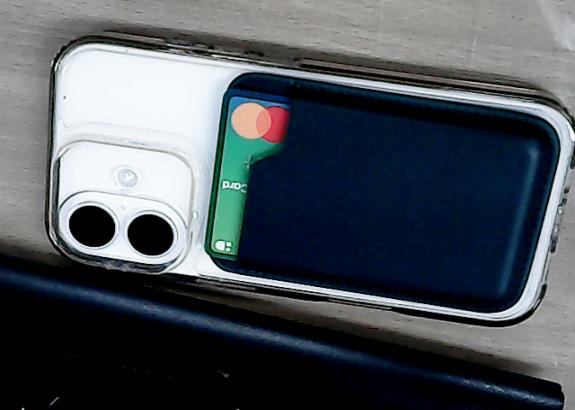 아이폰 및 진녹색카드지갑